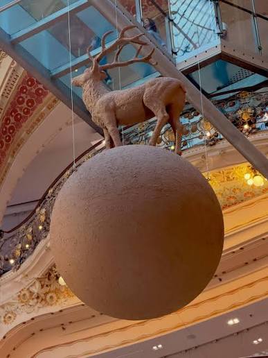 Quand l'art s'invite dans le temple du commerce ! Sous la coupole emblématique du boulevard Haussmann, Mammalia de Gloria Friedmann transforme l'architecture en système solaire vivant. Sculptures animales en terre — cerf,