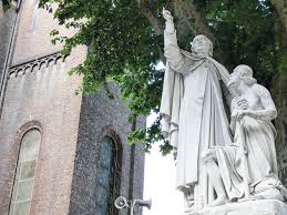 La piccola casa della divina provvidenza cottolengo, ispirandosi alla carità evangelica, agli insegnamenti di san giuseppe benedetto cottolengo e testimoniando la divina provvidenza, accoglie e si prende cura delle persone in difficoltà, particolarmente di chi non ha riferimenti familiari e si trova in stato di maggior bisogno, promuovendo il riconoscimento della loro dignità e rispondendo alle loro necessità, mediante l'allestimento e la gestione di servizi, strutture e presidi. La Piccola Casa Della Divina Provvidenza Cottolengo Torinomagazine