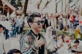 Ia tercatat sebagai anggota tetap dari kelompok musik seventeen sejak tahun 2008. Ifan Kenang Penemuan Rekaman Detik Detik Band Seventeen Terseret Tsunami Matamata Com