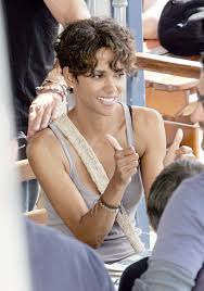 Zoals een leeglopende rubberboot die naar zijn einde sputtert. Halle Berry Picture 68 On The Set Of New Film Dark Tide