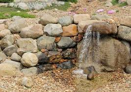 Naturstein schiefer wasserfall für den teich und schwimmteich. Wasserfall Im Garten Gestalten Anlegen Ideen