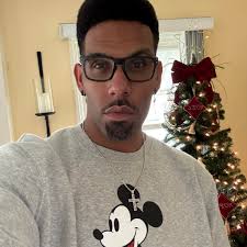 Hi all, I'm extremely new to DDV. I have to say I'm really disappointed  that there's no Alice in Wonderland realm in the game.