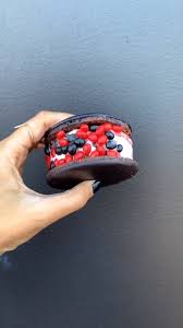 The internet can't stop laughing at this video of donald trump creepily trying to hold melania's hand. Baskin Robbins Mind Flayer Macaron Facebook