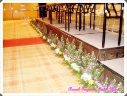Bouquets bunga merah besar diletakkan. Majlis Perkahwinan Faidah Yasser Serta Taqwa Razi Cantik Manis Bridal Bouquet