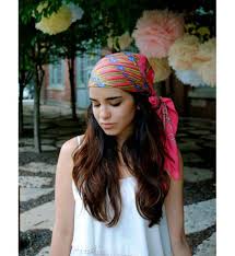 Le bandeau sur cheveux courts renforce un peu plus le style de cette coupe. Comment Porter Un Foulard Dans Les Cheveux Ma Proposotion