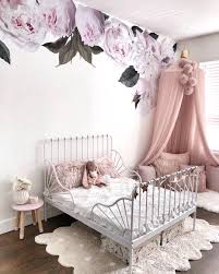 See how to decorate your door here and your dresser here. I M Assuming That One Day Emmalyn Will Want To Decorate Her Own Room Without My Help So For Now I Ll Take Advantage Of T Bebisrum Flickrum Inredning Rum