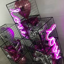 Window Display Design Mannequin Styling Date Februeary 2018 Job Visual Merchandiser Display Location Siam Cente Neon Svadebnoe Vdohnovenie Vlyublennye