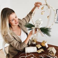 Wunderbar zum dekorieren und schenken. Diy Makramee Weihnachtskranz Mit Lichterhaus Und Mistelzweig
