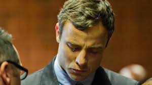 Photo : Oscar Pistorius devant son oncle Arnold, sa soeur Aimee et son  frère Carl au tribunal de Pretoria, le 3 mars 2014