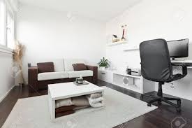 Nun musste mein schreibtisch dran glauben. Moderne Wohnzimmer Mit Schreibtisch Und Computer Dem Bildschirm Sofa Und Tisch Mit Weissem Teppich Auf Dunkelbraunen Holzboden Lizenzfreie Fotos Bilder Und Stock Fotografie Image 19981599