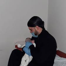 U naručju drži bebu, koja prima kiseonik: Adam Adaktar nakon drame posetio  u bolnici tek rođenu ćerku i ženu