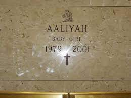 Ia juga mengenakan selempang berwarna kuning. Pin By Mariangela Village On Mourn You Till We Join You Aaliyah Haughton Famous Graves