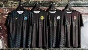 Ein schwarzes sondertrikot hat bei borussia dortmund einen ansturm der fans ausgelöst. Bvb Fans Rennen Borussia Dortmund Wegen Spezial Trikot Die Bude Ein Bvb