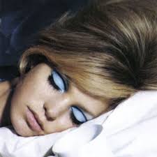The Funky And Groovy Makeup Trends Of The 70s Finder Funky Makeup 70s Hair And Makeup Disco Makeup