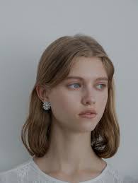 9/19 fri 22:00- marguerite pierce -yellow-【grace】 マーガレットをモチーフとしたピアスです。  中央のカラーはほんのりイエローな石を使用し、綺麗目で大人がつけるどのようなコーディネートにも馴染むように仕上げました。  マーガレット全体から放たれる輝きをお ...