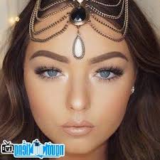 Nghệ sĩ trang điểm Danielle Olivia