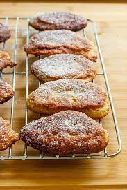 Super Easy Jamaican Banana Fritters Are Light Fluffy And Soooooo Tasty It Is A Cross Between A Don Banana Fritters Caribbean Recipes Jamaican Banana Fritters