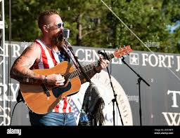 El músico y veterano de la Marina Brooks Herring canta una melodía  patriótica durante los primeros momentos de la celebración del Día de la  Independencia de Fort Jackson el 2 de julio