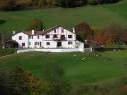 Gite Camblong G242056 Dans Les Pyrenees Atlantiques Gites De France Gite Pour 13 Personnes Avec 5 Chambres A Mend Maison Basque Gite De France Pays Basque