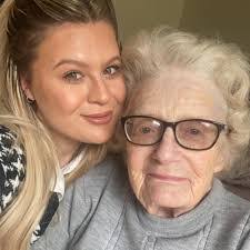 Iona Passik's Instagram, Twitter & Facebook