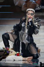 Legendary pop star madonna found herself the subject of ridicule online friday after she altered and posted several photos of prominent black icons to social media. Madonna 61 Zeigt Sie Ihr Alter Trotzt Korper Mit Snap Ihrer Peachy Bum Aktuelle Boulevard Nachrichten Und Fotogalerien Zu Stars Sternchen