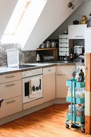 Kleine Kuche Mit Schragen Und Auch Kaum Oberschranken Sehr Schon Kuche Dachschrage Altbau Kuche Kleine Kuche