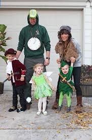 Peter Pan And The Crew For A Neverland Family Costume Idea From Ihod Plus 10 Favorite Family Family Halloween Costumes Disney Family Costumes Family Costumes