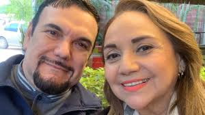 Lino Lugo es consentido por grupo de amigas excompañeras del colegio