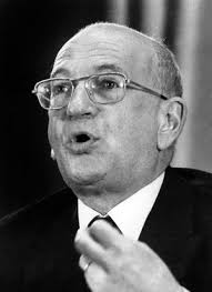 Image of Generale Vernon Walters nella corte dell'Elisee dopo intervista  con il