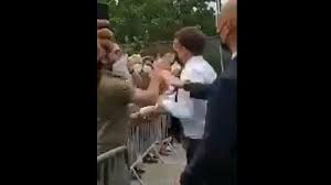 Fransa cumhurbaşkanı macron, uğradığı tokatlı saldırıya ilişkin, eylemlerde ve söylemlerde şiddet ve nefret olmamalı, aksi takdirde demokrasinin kendisi tehdit haline gelir dedi. Wjk0txzgcqatrm