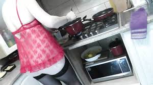 알몸의 요리 두. 스타킹 하이힐 섹시한 금발 밀프의 투명한 네글리지에 팬티 없음. 자연의 젖탱이. 후장. 보지 면도