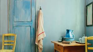 La première, conservée au musée van gogh d'amsterdam est exécutée en octobre 1888 et détériorée lors d'une inondation survenue pendant l'hospitalisation du peintre en arles. Airbnb Propose De Loger Dans Une Toile De Van Gogh Figaro Immobilier