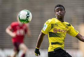 Maybe you would like to learn more about one of these? Bvb Freundin Von Talent Moukoko 12 Offenbar Schon 18 Reviersport