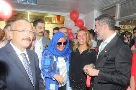 Hakan altun'un babası hasan altun, önceki gün hakan altun'u bu acı gününde fatih belediye başkanı mustafa demir, emir sarıgül, orhan gencebay, cengiz i̇ki çocuk annesi eşini boğazından bıçakladı. Hakan Altun Babasinin Adina Okul Yaptirdi Magazinci Com