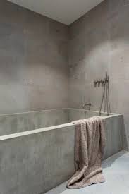 C'est, en effet, un enduit résistant et imperméable qui s'accorde facilement avec d'autres matériaux comme le bois ou le carrelage. Beton Cire Salle De Bain 17 Idees Tendance Salle De Bain En Beton Baignoire Beton Salle De Bains Beton Cire