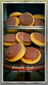 Ce gâteau à la texture d'un brownie, j'ai rajouté un glaçage au chocolat pour le recouvrir, on peut le décorer à notre guise. Biscuits Twix Gateaux Et Desserts Patisserie Recette