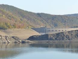 So verlasen kann ein bootsanleger aussehen. Grimmheimat Edersee Atlantis Einfachraus Eu