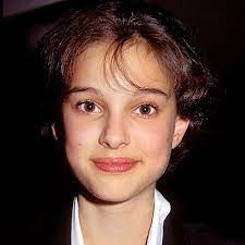 ‏ первую роль натали получила в 13 лет в 1994 году в криминальной драме люка бессона. Pin On Natalie Portman