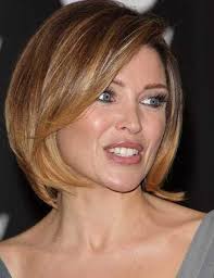 Les Coupes De Cheveux A Adopter A 30 Et 40 Ans Coupe De Cheveux Carre Court Visage Coupe Cheveux Visage Ovale