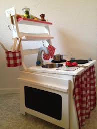 Eine Kinderkuche Aus Einem Alten Stuhl Kinderkuche Kinder Spiel Kuche Alte Stuhle