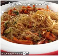 I noodles di riso vegetariani sono uno dei quei piatti tipici vegetariani che piacciono sempre a tutti! Spaghetti Di Soia Vegan Con Verdure Ricette Ricette Asiatiche Ricette Vegetariane