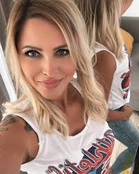 Hello gorgeous woman