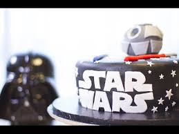 La Saga De Stars Wars A Cree Tout Un Univers Fantastique Qui N A Pas Cesse De Fasciner Les Fans Du Genre Partout Dans Le Mo Gateau Star Wars Idee Gateau Gateau