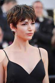 Pour des cheveux lisses, la coupe la plus simple est le fait de lâcher les cheveux pour bien entretenir une coupe de cheveux long femme, il faut procéder à quelques soins. Festival De Cannes Les Plus Belles Coiffures Des Stars Belle Coiffure Idees Cheveux Courts Coupe De Cheveux Courte