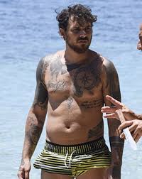 Posizione tra i primi 1000 influencer italiani. Martani Und Akash Machen Sich Wegen Des Bauches Uber Cerioli Lustig In Sozialen Netzwerken Hat Er Die Fotos Retuschiert Wahrend Er Auf Der Insel War