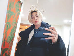 Jungkook trended at #2 worldwide on twitter with a whopping 1.5 million tweets following his blonde hair reveal. Bts Maknae Jungkook Shares Blonde Hair Selca Army Losing It