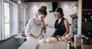 Elaboración de paella valenciana y menú con aperitivos, principal, postre y bebida para 1 o 2 personas en palmera. Taller De Cocina Valenciana Naturalment Laura