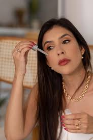 O colágeno é essencial para manter a pele jovem, firme e saudável, e a boa  notícia é que existem formas seguras e naturais de estimular essa  produção!, Quer entender se está na hora de começar? Clica ...