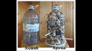 Deux jeune homme au désert an 3 bidons le premier de 8litre plains d'eaux et les deux autre vide ; Faire Rapidement Une Mangeoire D Oiseaux 4 Litres En Plastique Youtube