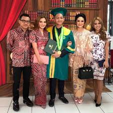 Model pakaian keluarga menghadiri wisuda terbaru. 30 Ide Baju Orang Tua Saat Wisuda Cerita Wisuda